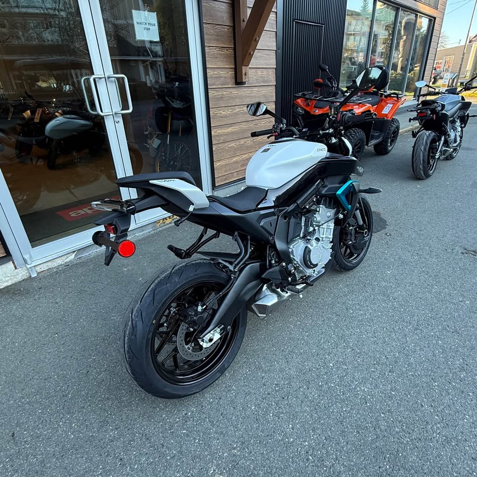 2026 CFMOTO 675 NK - GLACIER WHITE - 3795